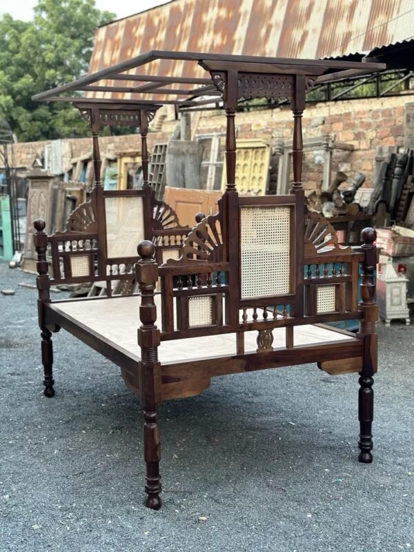 Vinatage New Replica Wooden Hand carved Beautiful Queens Bed Foster Bed