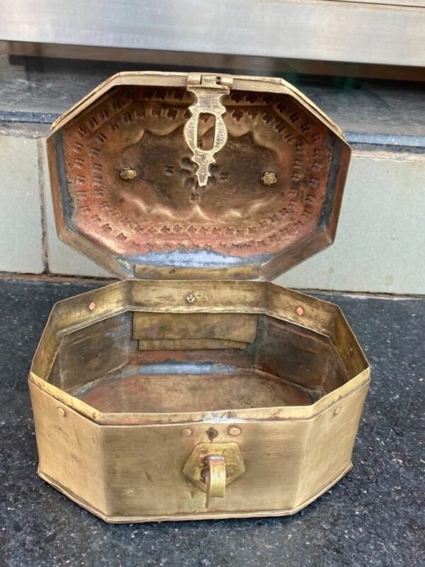 1800's Antique Brass Hand-Crafted Mughal Betel Nut Box Paan Dan4
